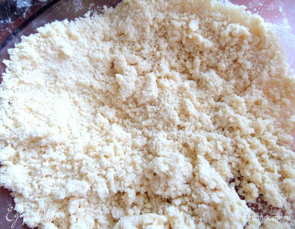 Перетираем муку с маслом и солью в крошку и подливаем по ложке воды,уходит от 1 до 3-х ложек.