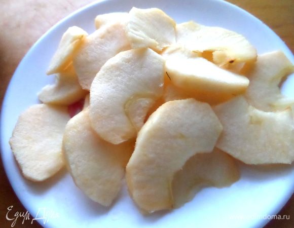 Готовим начинку. Яблоко очистить и тонко нарезать.