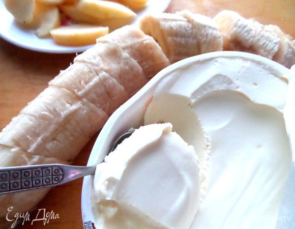 Для основы начинки берём переспелый банан и нежный творожок типа детских сырочков или,как у меня,творожный сладкий сыр с корицей и крошкой печенья.