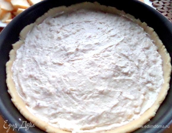 Распределить начинку по дну.