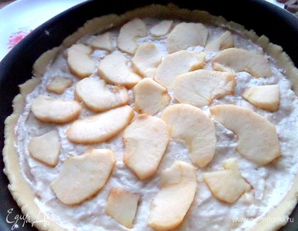 Выложить на кремовую основу яблоко лепестками.