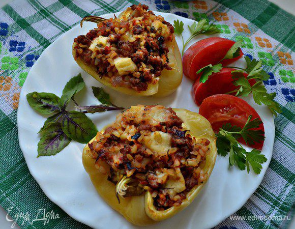 Подавать готовые перцы можно с томатным соусом, сметаной, как любят мои домашние. Я же люблю натуральный вкус перцев! Выбирать вам! В любом случае, это очень вкусно!