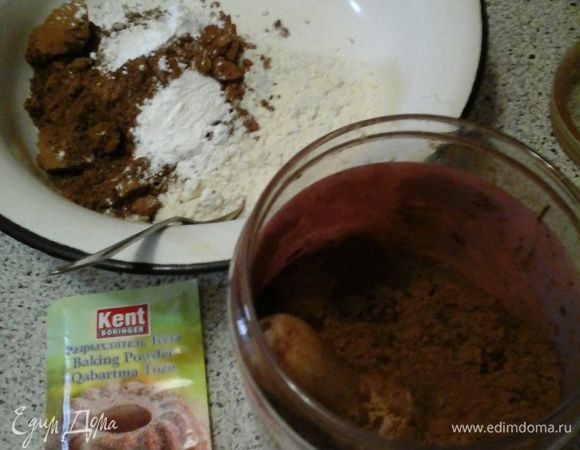 Смешать сухие ингредиенты: мука+какао+разрыхлитель+ванилин
П.С. Ванилин добавляем на кончике ножа ( его надо и к тесту и к крему также добавить.. я не нашла другого подходящего слова поэтому написала как щепотка)