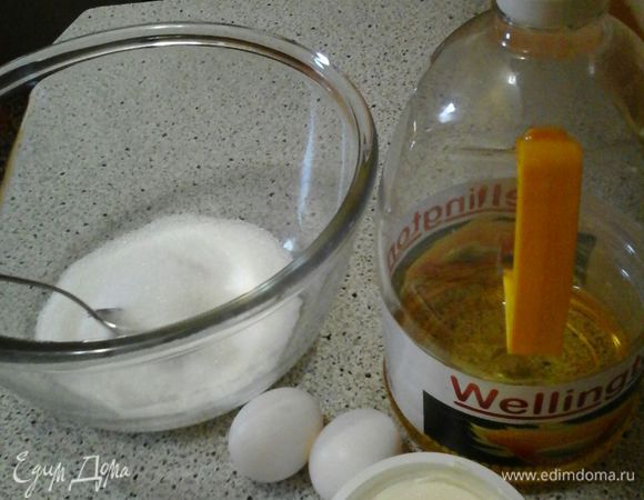 Яйца взбить с сахаром миксером . 