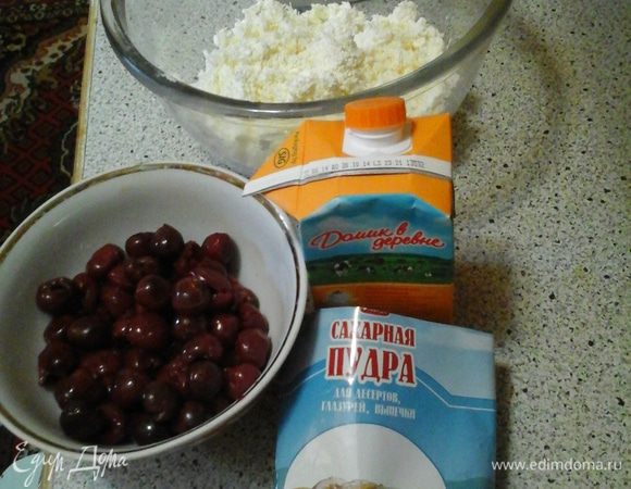 Творог растереть через сито, добавить сливки и взбить миксером. Потом добавить сахарную пудру, ванилин на кончике ножа и тоже взбить.