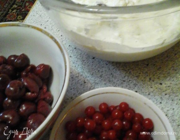 Растопить на водяной бане набухший желатин и добавить к нашему крему. 