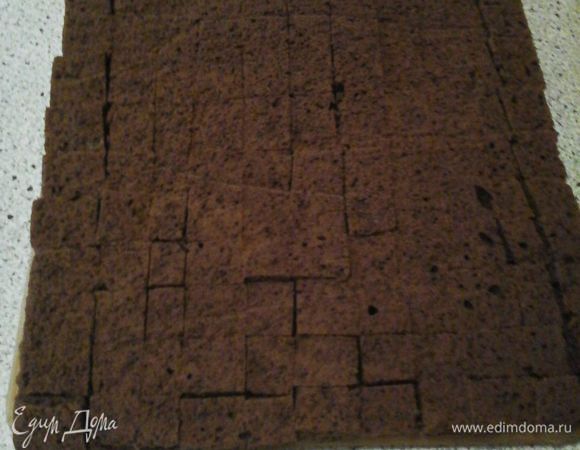 Корж режем на квадраты 2*2 см 
Фрукты вымыть.