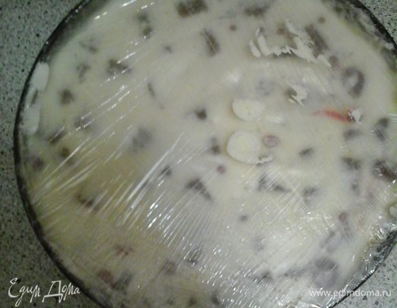 Закрываем пленкой и кладем в холодильник на 5-6 часов.