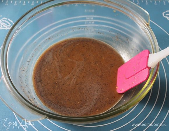 Растереть дрожжи с сахаром и солодом, добавить немного воды из общего объема, размешать и оставить для ферментации на 10 минут.

