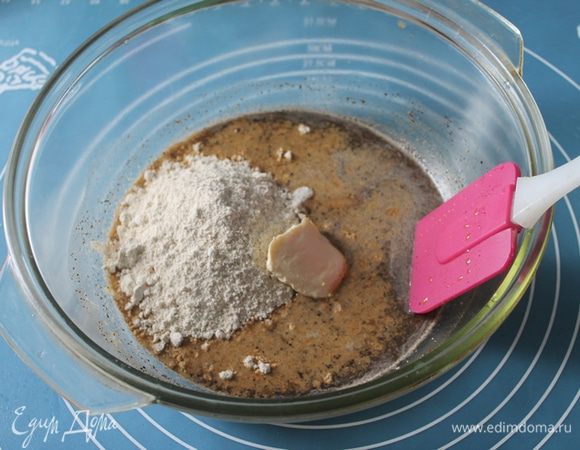 Затем  добавить остальную воду, масло комнатной тем-ры, овсяную муку.