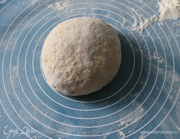 Замесить гладкое, мягкое, эластичное тесто. На 30 мин оставить в покое.