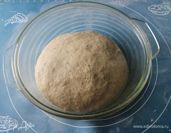 После первой обминки, тесто выложить на стол, сформировать шар, положить в емкость, слегка смазанную маслом и убрать в теплое место на 1 час. 