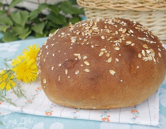 Перед выпечкой обильно сбрызнуть водой хлеб и духовку.

Выпекать в разогретой до 220С духовке 30- 35 минут.

Готовый хлеб выложить на решетку, накрыть полотенцем до полного остывания.
