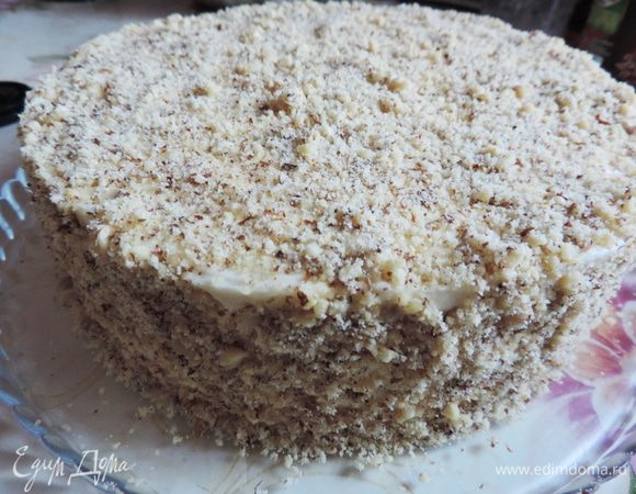 Верх и бока торта посыпаем молотыми грецкими орехами.