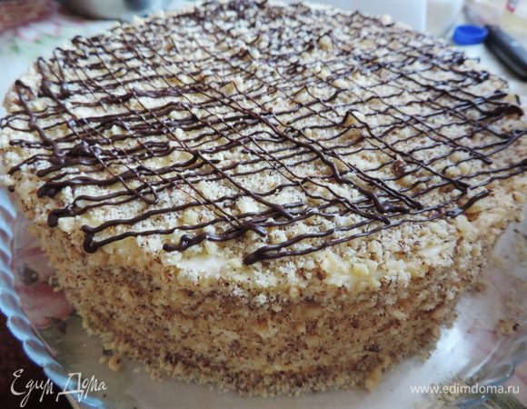 Сверху наносим сеточку из растопленного шоколада. В принципе, на этом можно и остановиться. Но мне хотелось заняться украшательством.