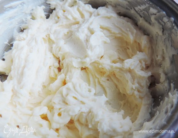 Для украшения взбиваем сметану с сахаром и загустителем для сливок (у меня пакетик рассчитанный на 200мл сливок) до устойчивых пиков.