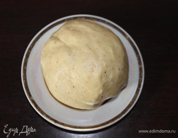 Сформируем шар и отправим на пару часов  в холодильник. Мне хватило часа))