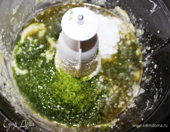 Взобьем творог (у меня был 5%) до однородности, соединим его с яйцами.  Затем смешаем творог с цедрой, крахмалом и мятно-лаймовой массой.