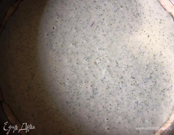 Достаем наш корж. Проследите, чтобы в серединке корж достаточно пропекся (не до конца, так как он "дойдет" с начинкой), но он не должен быть совсем сырым, так как начинка жидкая и основа в таком случае может не пропечься. 
Получившийся крем выливаем на основу и запекаем в при тех же 180 градусах минут 45. 
По окончании выпекания пирог сразу не вынимаем из духовки, а даем ему постоять там еще минут 15. 