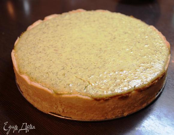 Затем полностью остужаем при комнатной температуре. 
Желательно пирог выдержать хотя бы пару часов в холодильнике (у меня стоял ночь), так он окончательно «окрепнет» и приобретет еще более освежающий эффект!!
Кстати, у меня творожный слой при выпечке слегка треснул по краям, но мне это даже понравилось, так пирог приобрел какой-то шарм....