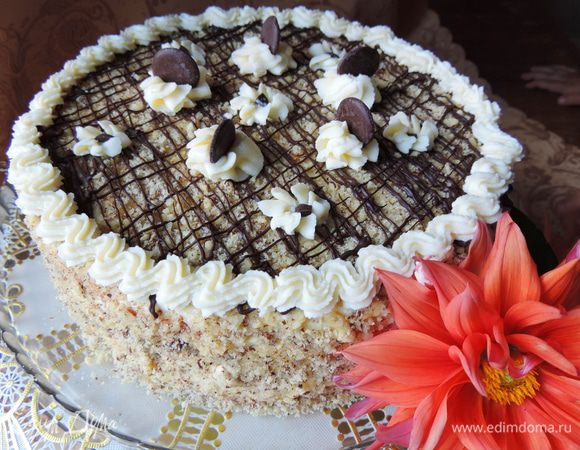 Украшаем верх торта при помощи кондитерского мешка с насадкой. У меня "звездочка". Получилось как-то так...