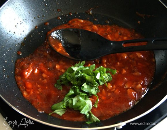 Делаем соус. На медленном огне обжариваем на оливковом масле порубленный чеснок. Можно добавить немного бальзамического уксуса. Добавляем томатную пасту и минутку прожариваем. Затем добавляем порубленный базилик.