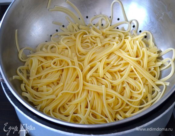 Макароны (у меня плоская паста "тренетте") отварить в большом количестве подсоленной воды. Не доварить 2 минуты по времени, указанному на упаковке (до состояния "аль-денте"). Слить пасту.