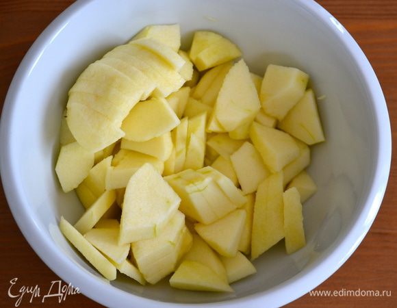 Духовку включить разогреваться на 200 С.
Яблоки вымыть, очистить от кожуры и нарезать мелкими кубиками.