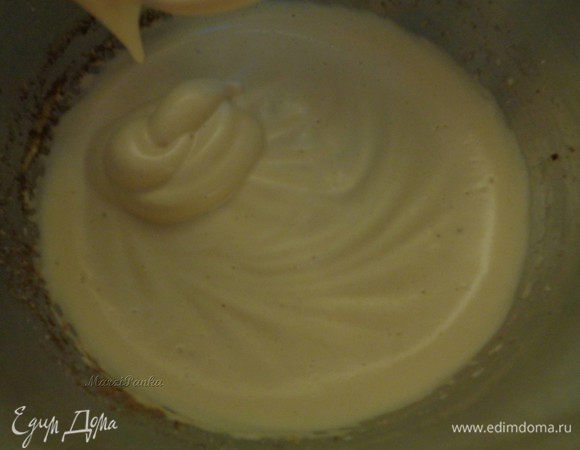 Приготовим бисквит. 
ВСЕ ПРОДУКТЫ ДОЛЖНЫ БЫТЬ КОМНАТНОЙ ТЕМПЕРАТУРЫ! 
Взбить яйца с сахаром до пышной массы. 

*Я использовала коричневый сахар, но можно взять и обычный, белый.

