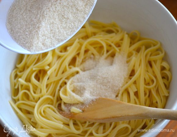 В готовые макароны добавить сахар (у меня светлый тростниковый)...