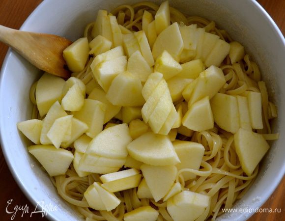 ... и яблоки (я оставила несколько долек для украшения). Тщательно перемешать.