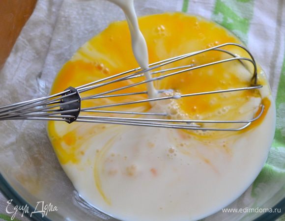 Яйца взбить с молоком.