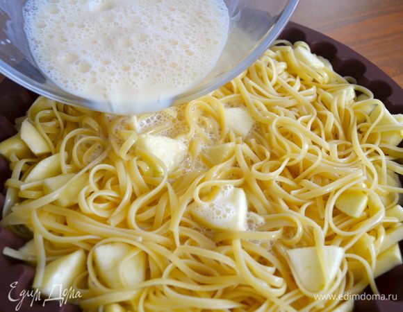 Форму смазать маслом, выложить в нее яблочно-макаронную смесь и залить молоком с яйцами. 