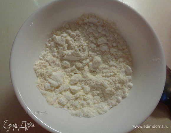 В отдельной посуде соединить все сухие ингредиенты: муку, крахмал и разрыхлитель.


