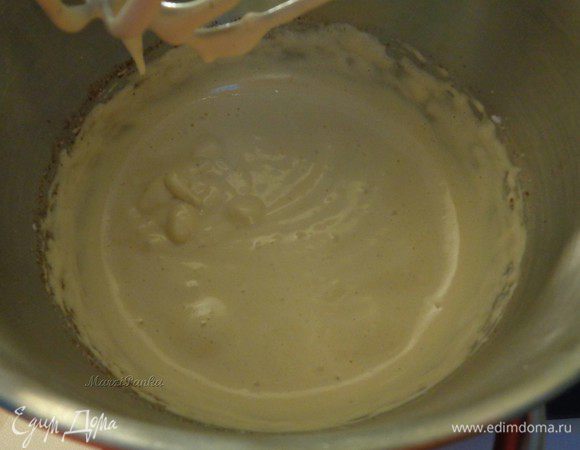 В два захода добавить сухие ингредиенты в яично-сахарную массу. Долго НЕ взбивать. Просто смешать между собой. Это нужно для того, чтобы сохранить воздушную структуру бисквита.

