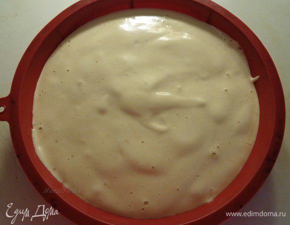 Подготовить форму для выпечки. У меня силиконовая форма, поэтому я ничего с ней не делаю, а просто выливаю в нее бисквитное тесто с помощью силиконовой лопаточки. Ровно распределяю по поверхности и помещаю в разогретую до 200° С духовку выпекаться примерно на 15-20 минут. Если верх зарумянится слишком быстро - прикрыть фольгой. Проверить готовность бисквита зубочисткой: если выходит сухой - значит готов. Достать бисквит из духовки и дать полностью остыть.

 