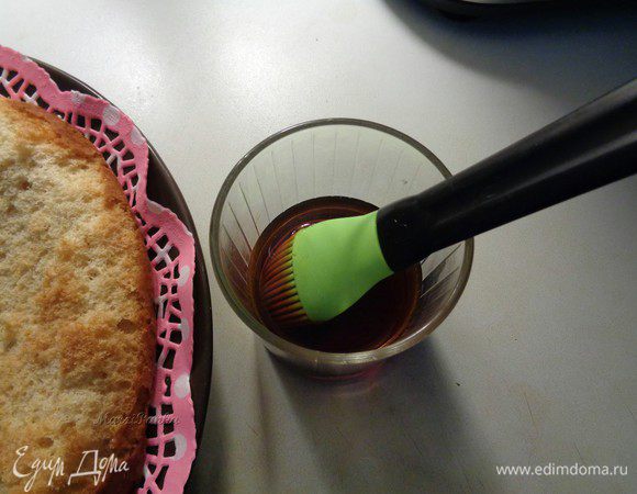 Приготовить пропитку, смешав в равных количествах бальзам и воду. Я использовала очень ароматный бальзам на травах, крепость 40 гр.

**Если будете готовить детям, то можно заменить бальзам на сироп, например.