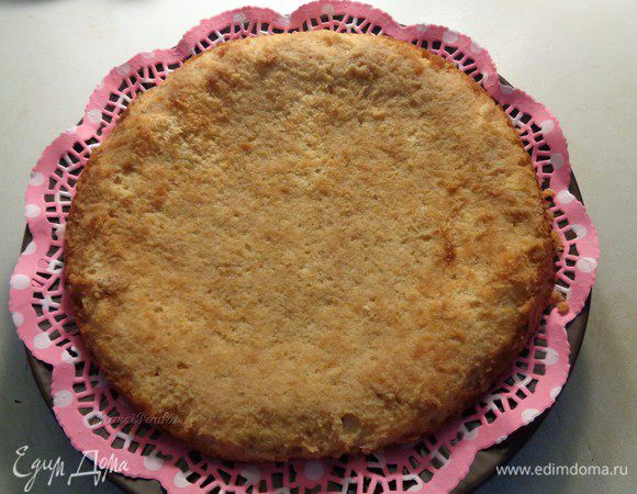 Пропитать силиконовой кисточкой бисквитный корж.

