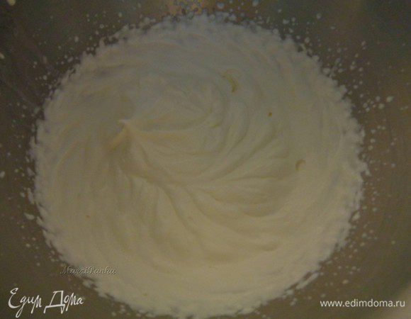 Приготовим крем. Для это взобьем сливки до пиков.