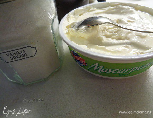 Добавим к ним сахарную пудру и ванильный сахар.