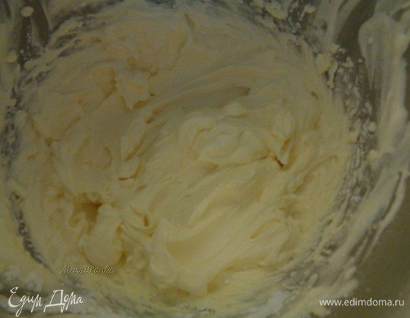 А затем на маленьких оборотах миксера аккуратно вмешаем маскарпоне.