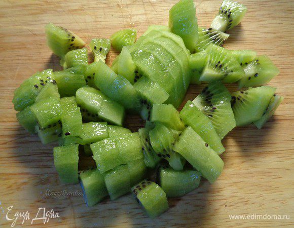 Для украшения. Очистим киви от кожуры и порежем на небольшие кусочки.