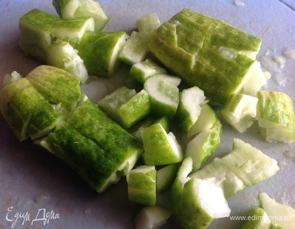 Огурцы отбейте тыльной стороной ножа, нарежьте на брусочки.