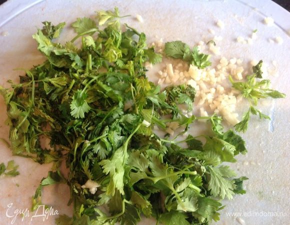 Чеснок мелко нарежьте, кинзу - крупно.