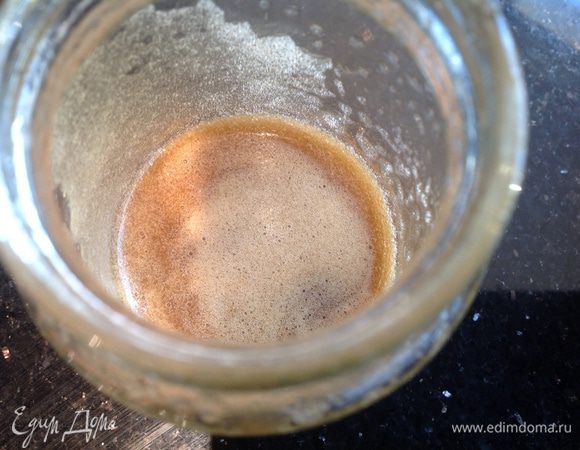 Для заправки смешайте: соевый соус, масло, уксус и сахар.