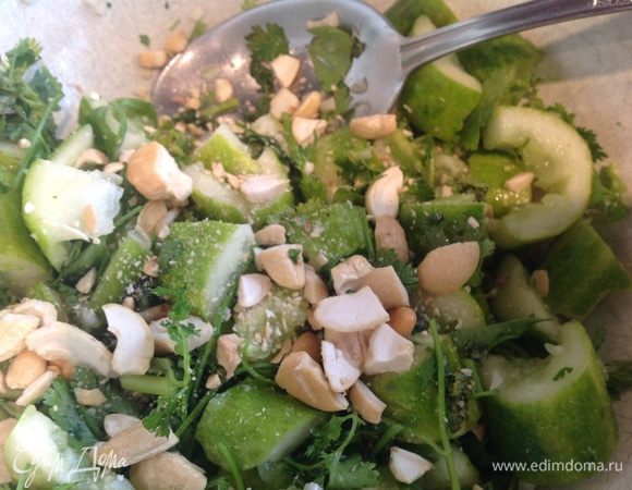 Добавьте орехи кешью в салат, заправьте соусом, и перемешайте.