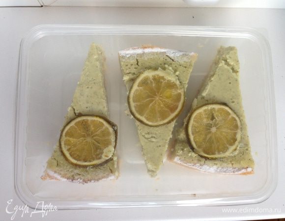 Кстати, сестра заморозила несколько кусочков,чтобы растянуть удовольствие, говорит, что пирог отлично пережил разморозку)))
Угощайтесь!!!