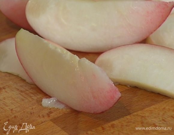 Нектарин, удалив косточку, нарезать тонкими дольками.