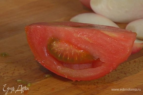 Бурые помидоры и красный помидор нарезать дольками.