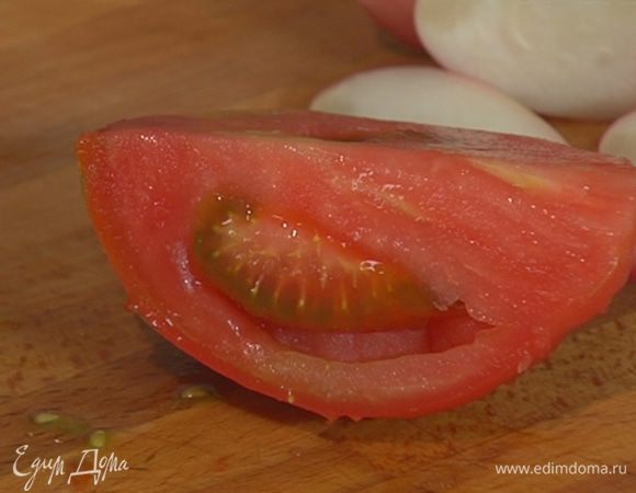 Бурые помидоры и красный помидор нарезать дольками.